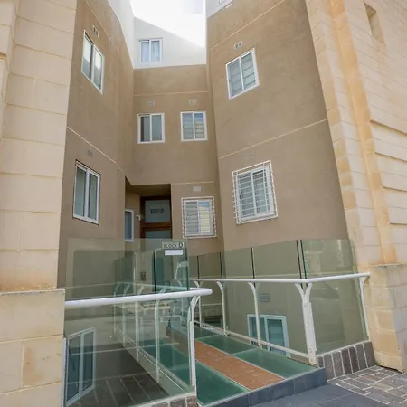 Apartment Lovely With Amazing Balcony & Communal Pool By 360 Estates *