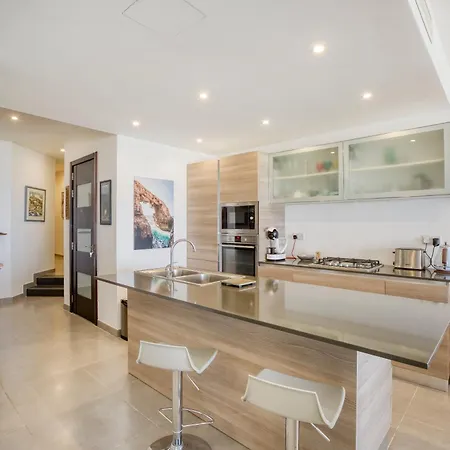 Appartement Lovely With Amazing Balcony & Communal Pool By 360 Estates