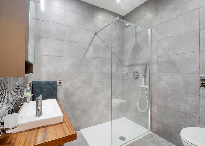 Lovely With Amazing Balcony & Communal Pool By 360 Estates *